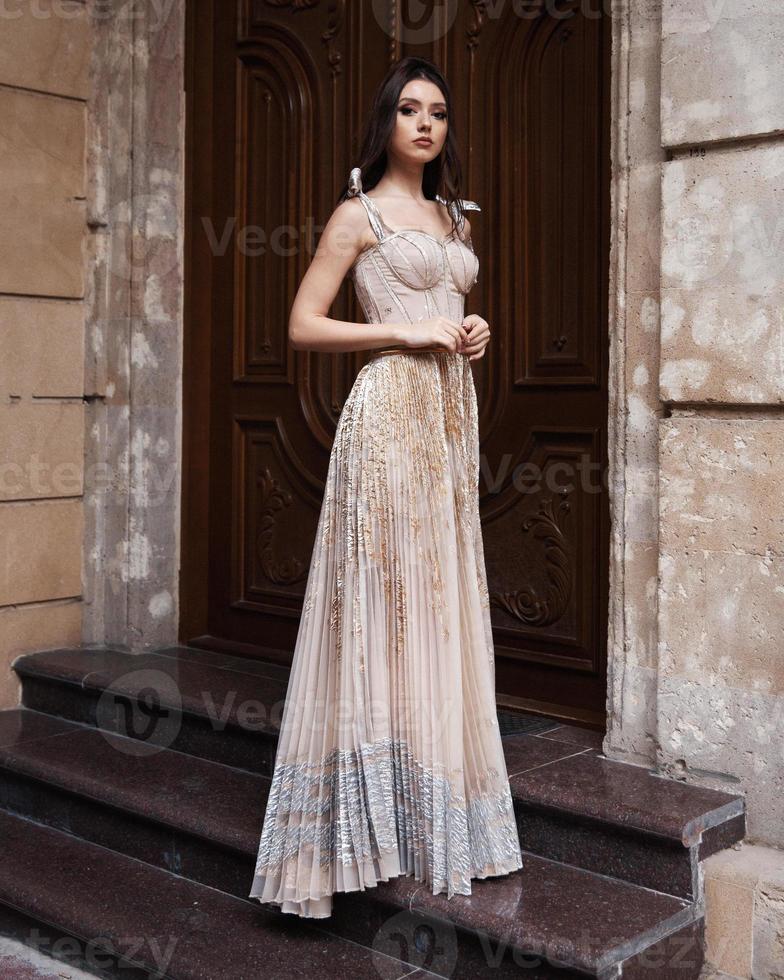 novia elegante en un vestido de novia foto