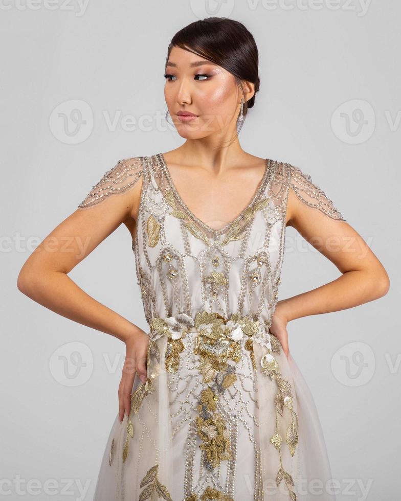 una modelo con un elegante vestido de noche foto