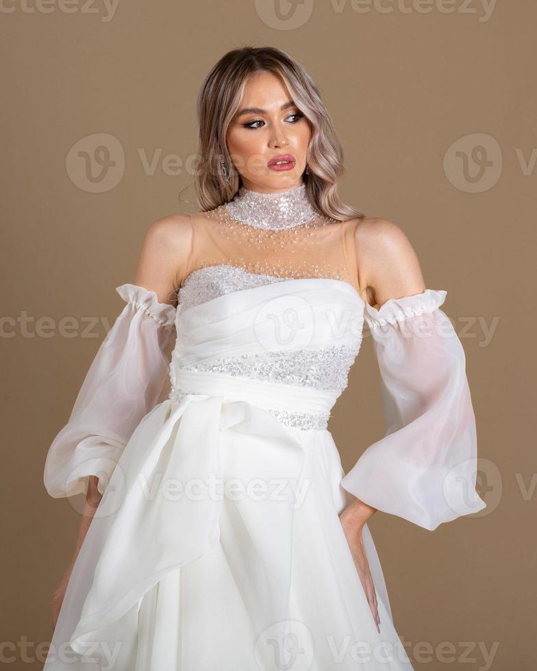 novia elegante en un vestido de novia foto