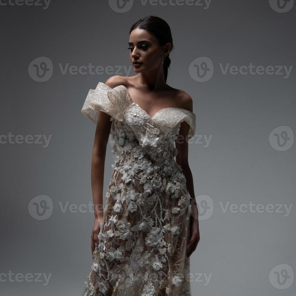 novia elegante en un vestido de novia foto