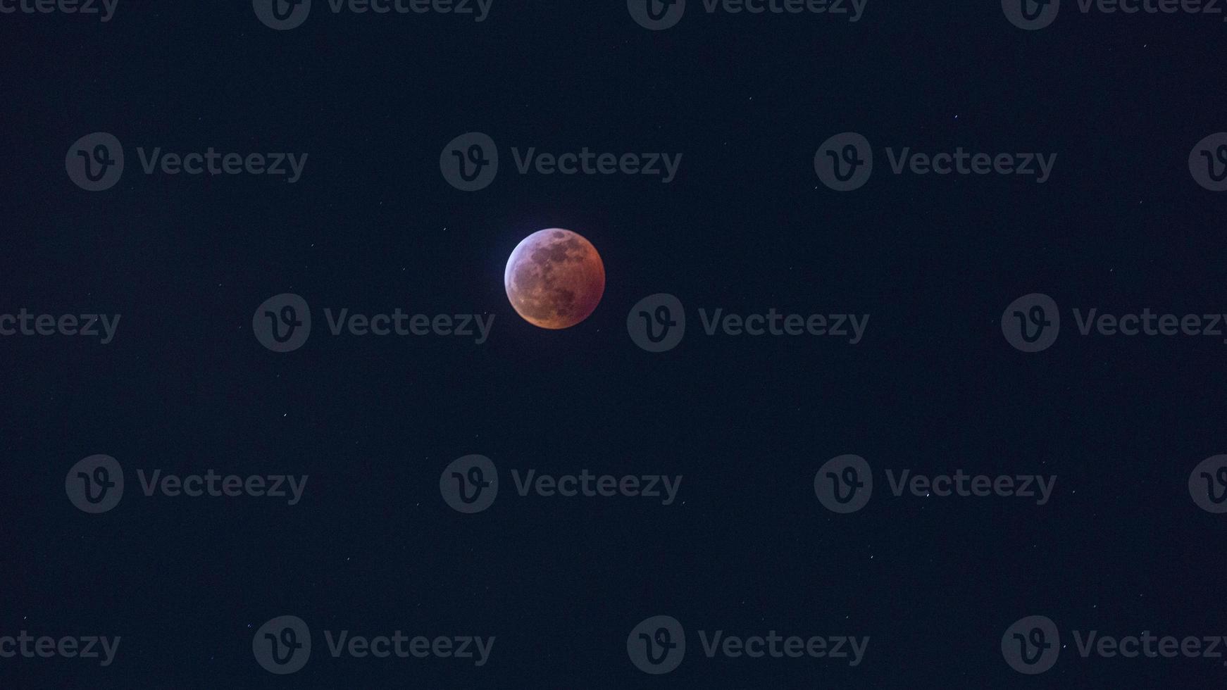 primer plano de la luna de sangre durante el eclipse lunar foto