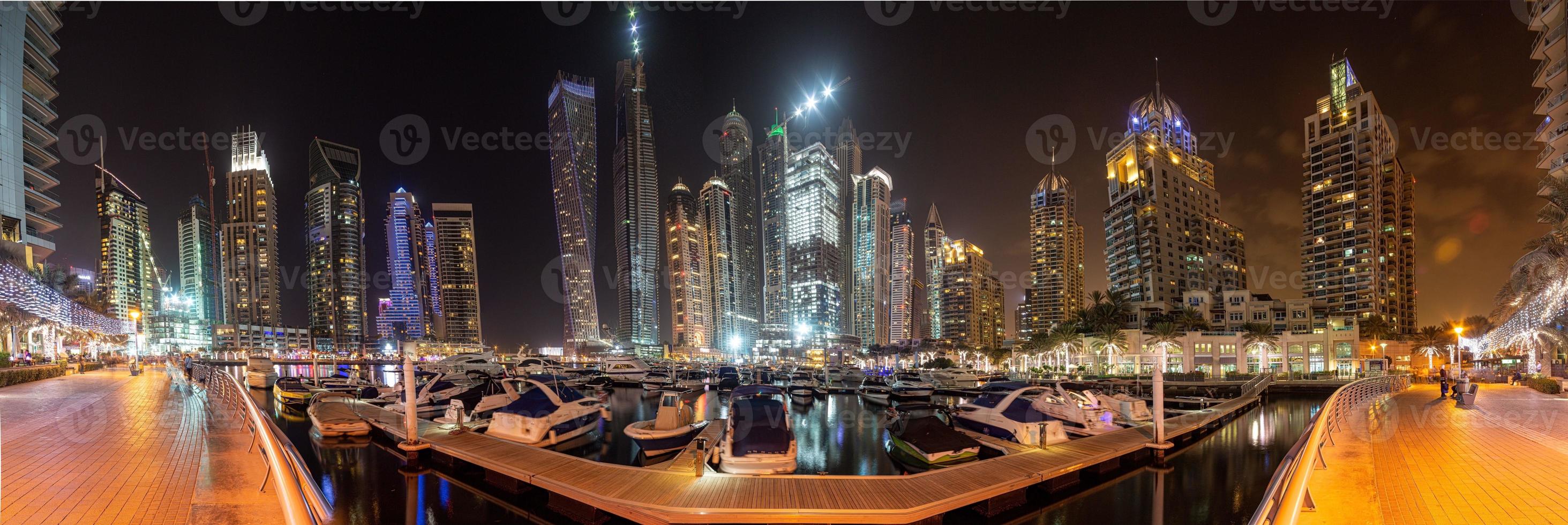 vista de los rascacielos del distrito del puerto deportivo de dubai por la noche foto