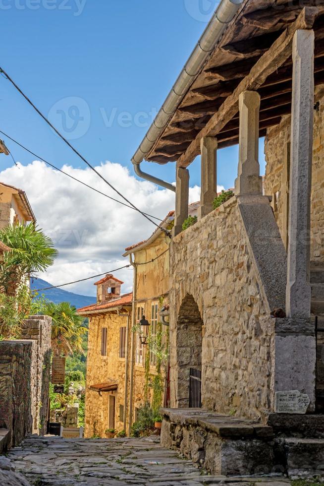 escena callejera del zumbido histórico de la ciudad en croacia durante el día foto