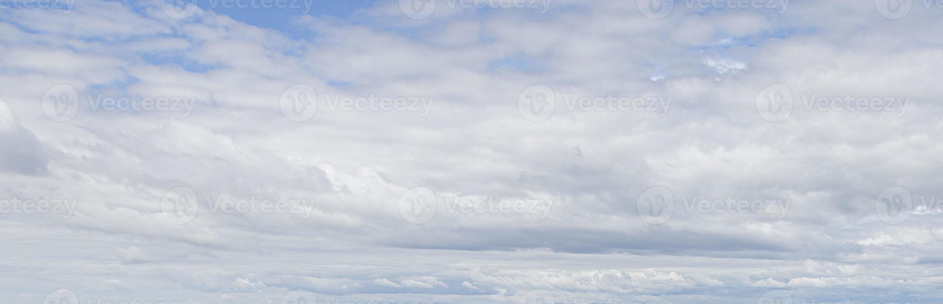 imagen de un cielo parcialmente nublado y parcialmente despejado durante el día foto