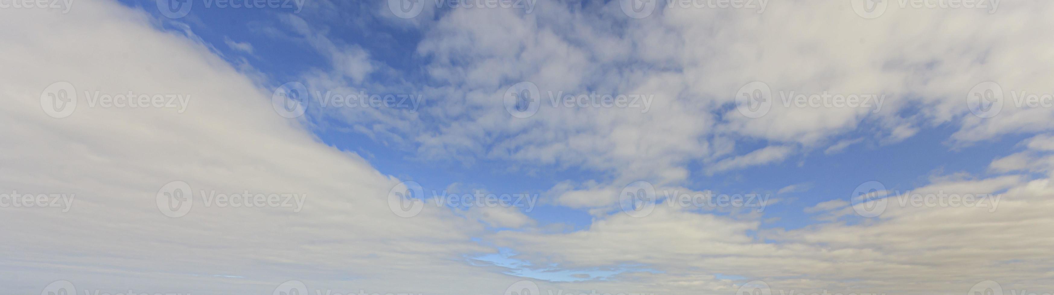 imagen de un cielo parcialmente nublado y parcialmente despejado durante el día foto