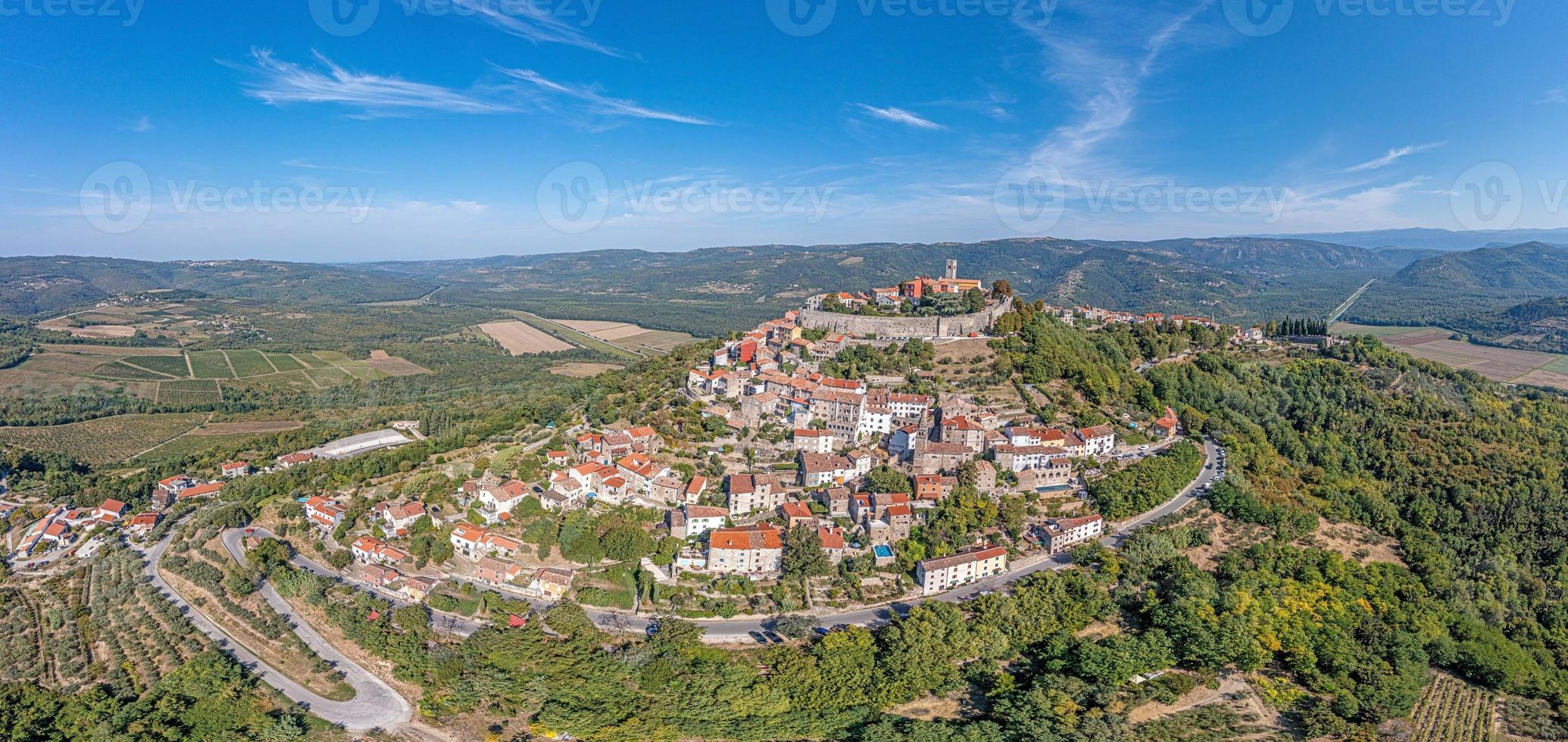 panorama de drones en la histórica ciudad croata de motovun en istria durante el día con cielo despejado y sol foto