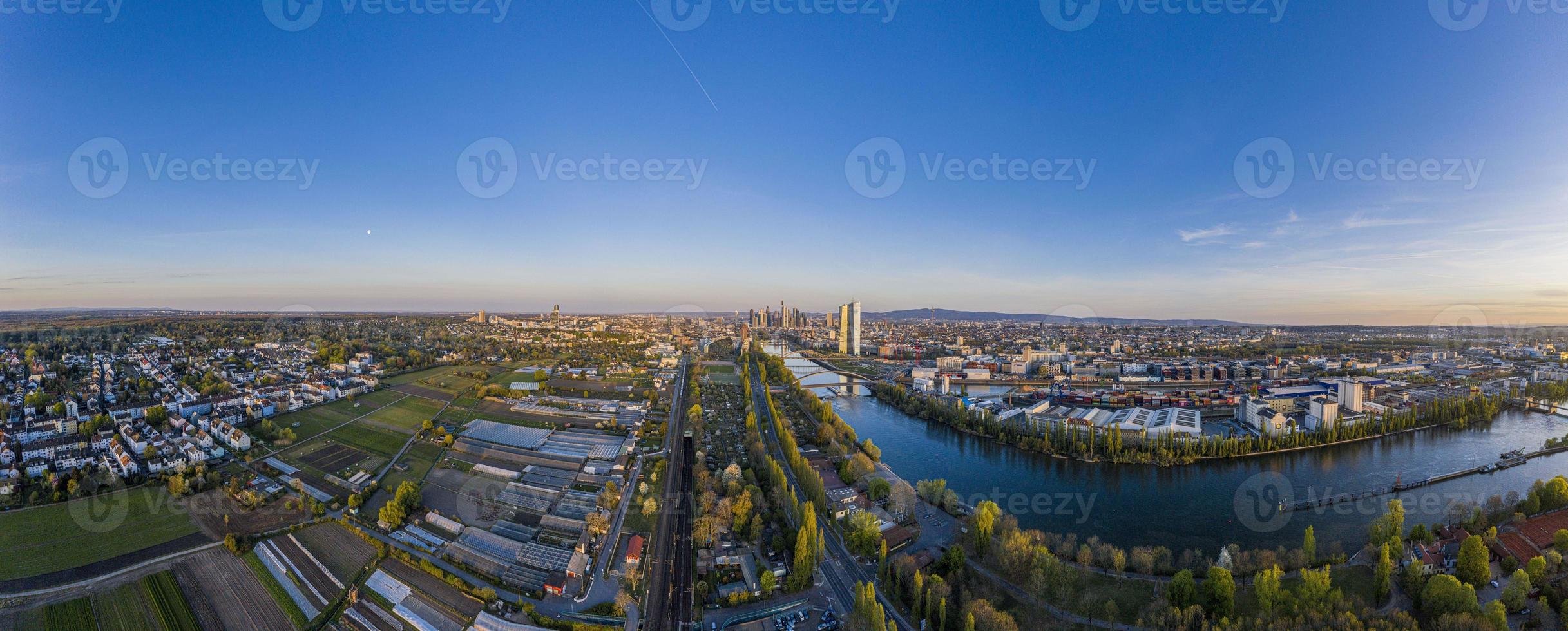 imagen aérea del horizonte de frankfurt y del edificio del banco central europeo durante el amanecer en el crepúsculo de la mañana foto