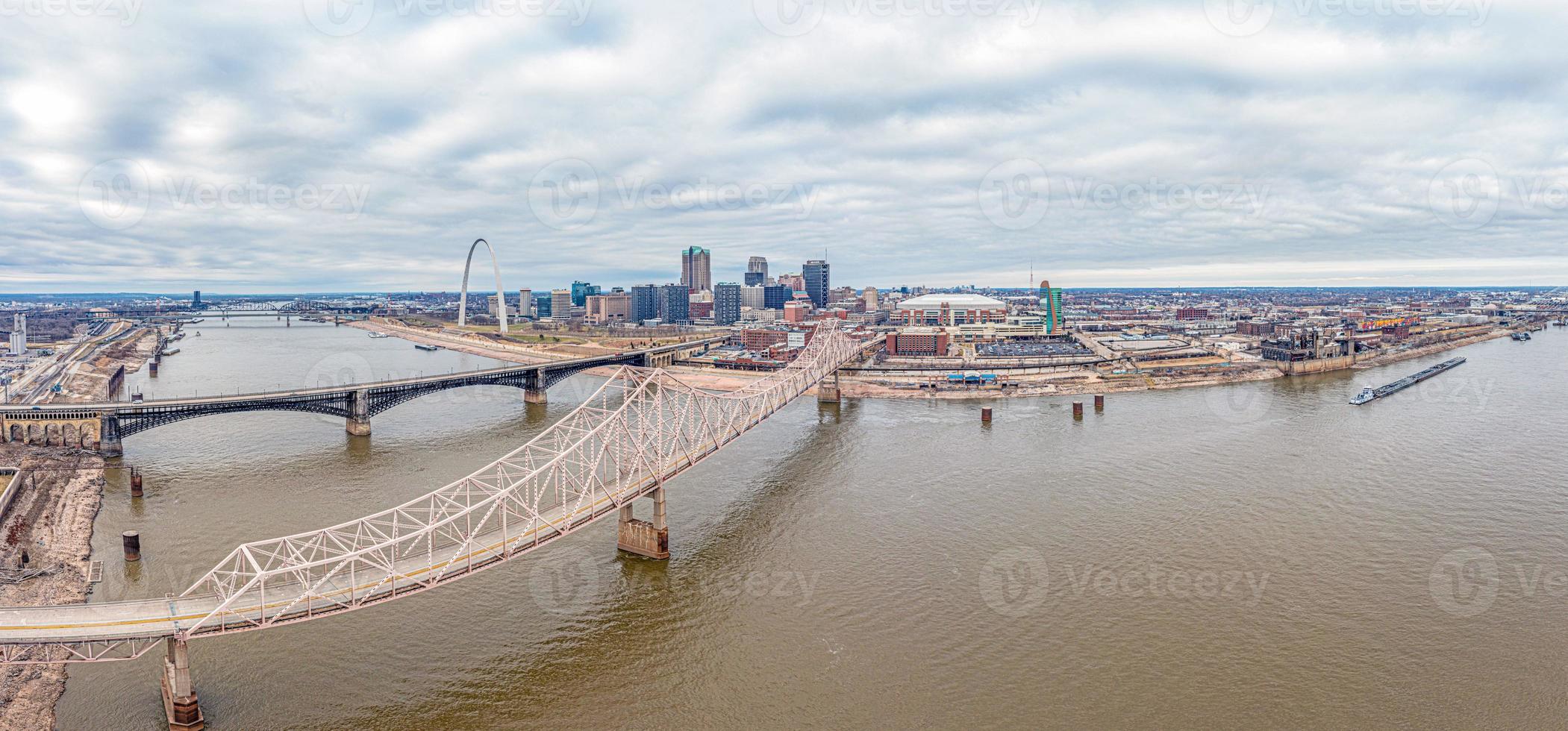 panorama de drones sobre st. horizonte de louis y río mississippi con arco de entrada durante el día foto