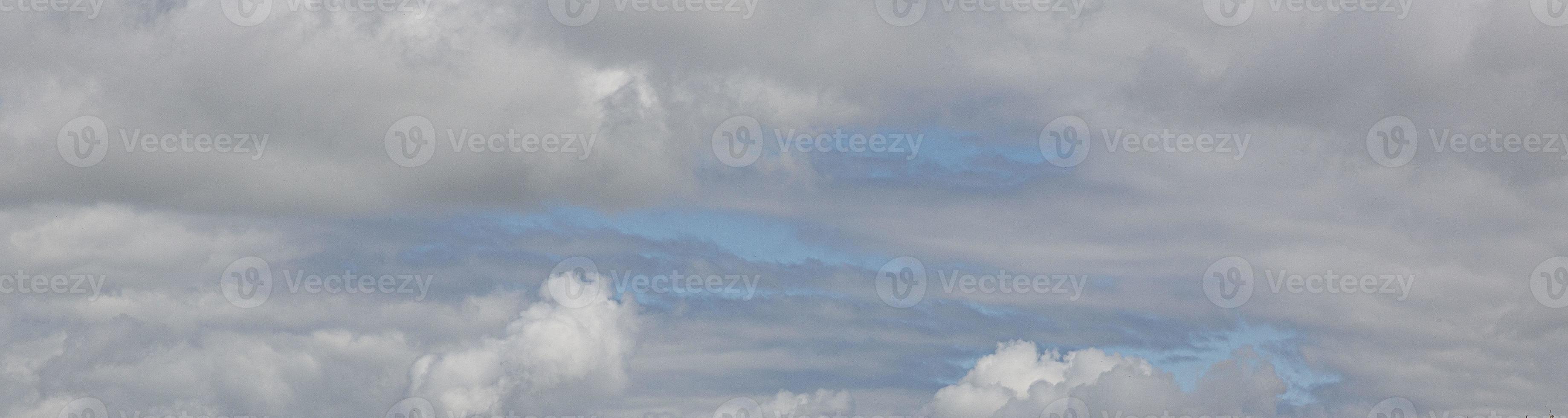 imagen de un cielo parcialmente nublado y parcialmente despejado durante el día foto