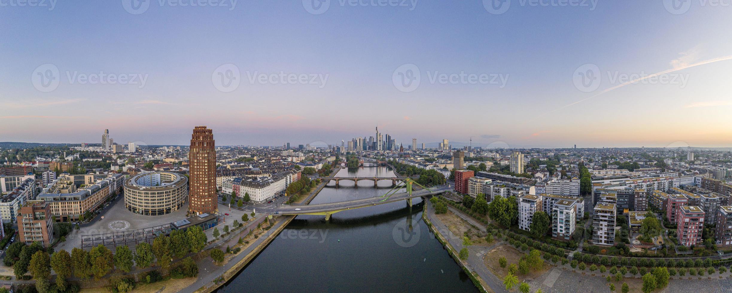 imagen panorámica de drones del horizonte de frankfurt por la mañana foto