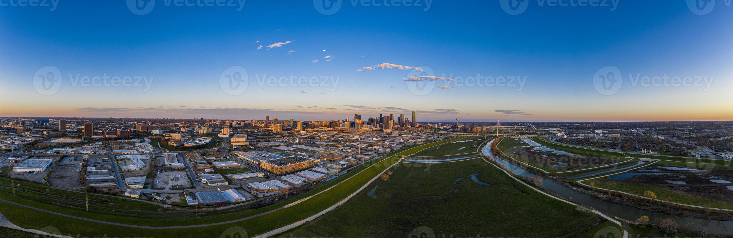 imagen panorámica de drones aéreos del horizonte de dallas y el parque de cuervos de trammel al atardecer en invierno foto