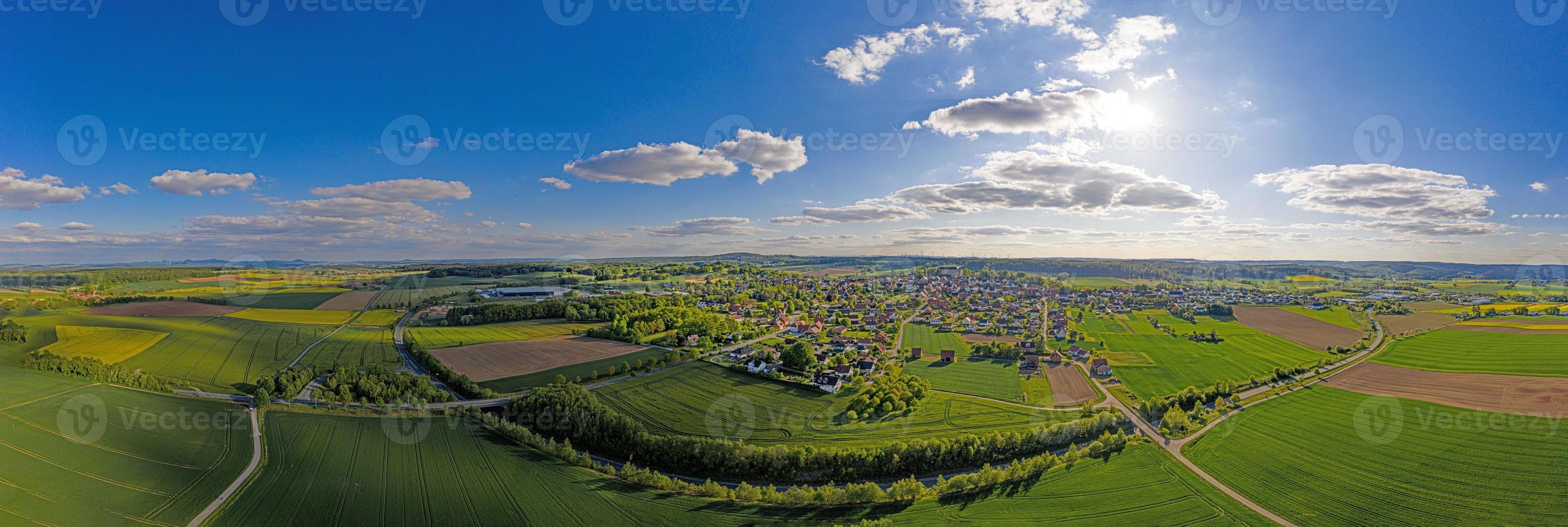 imagen panorámica de drones de la ciudad diemelstadt en el norte de hesse en alemania durante el día foto