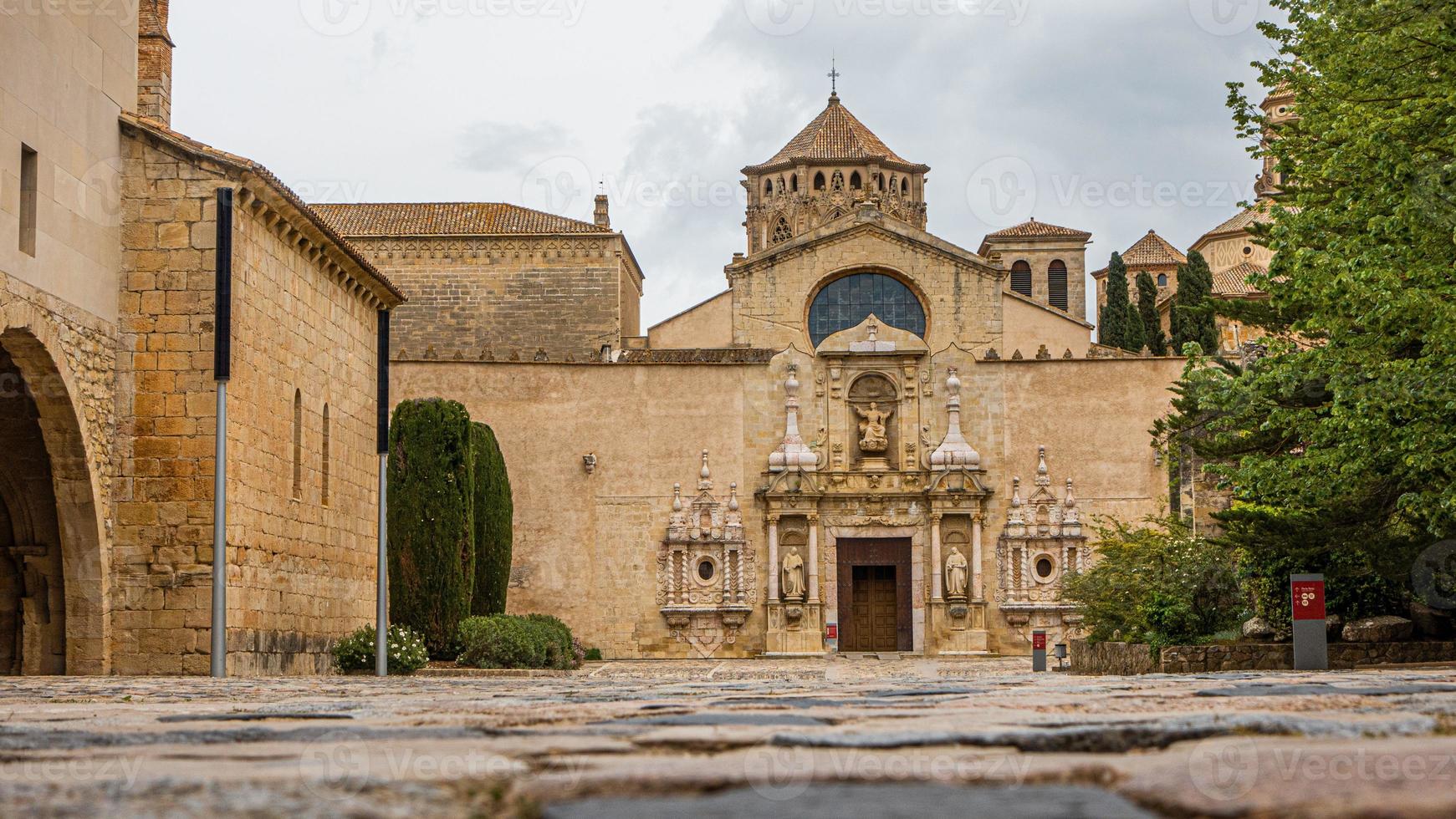 vista de la puerta de entrada del monasterio de poblet en españa durante el día foto