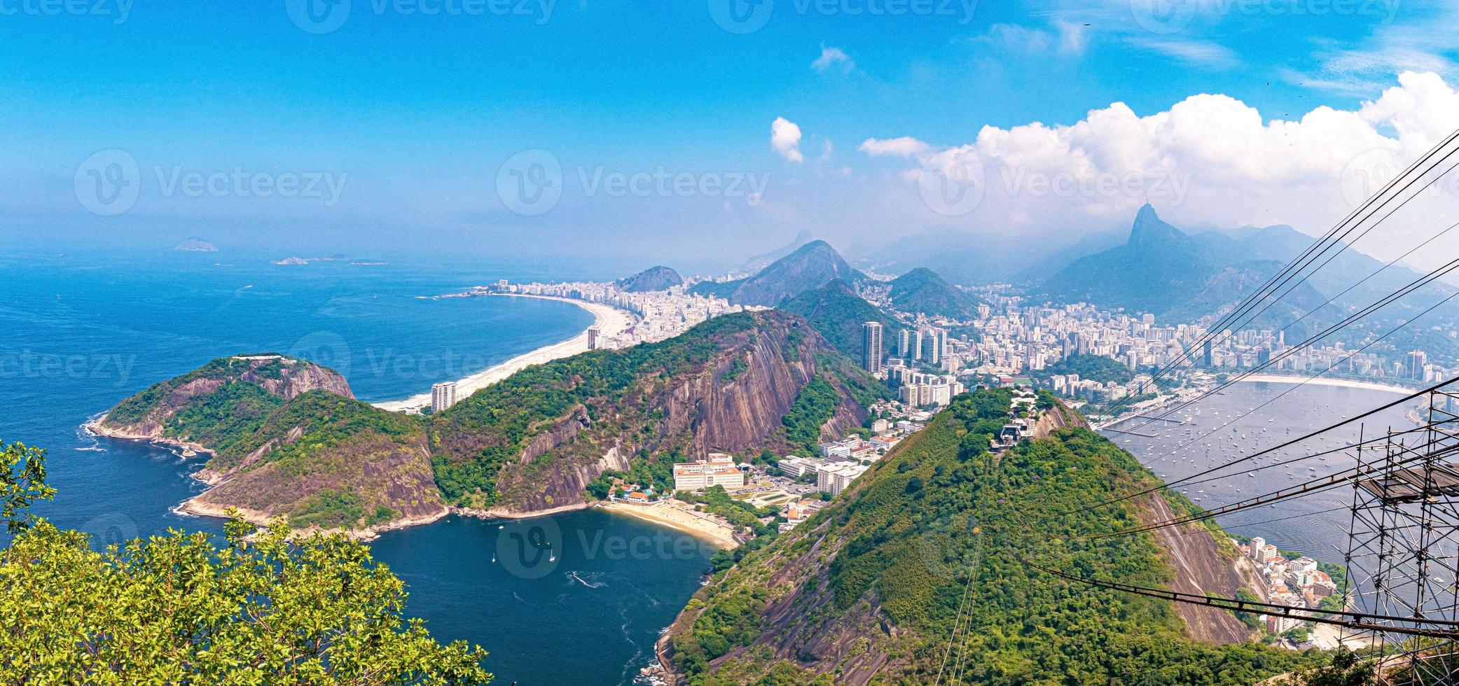 vista panorámica de la ciudad y las playas desde la plataforma de observación en la montaña pan de azúcar en río de janeiro foto