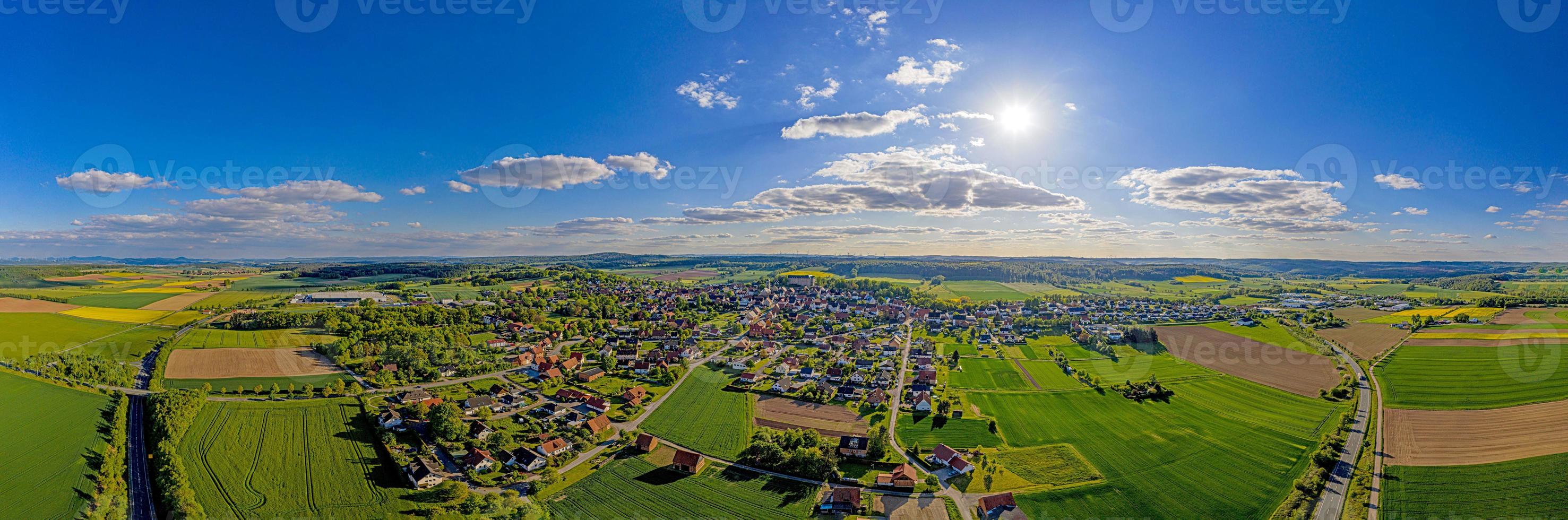 imagen panorámica de drones de la ciudad diemelstadt en el norte de hesse en alemania durante el día foto