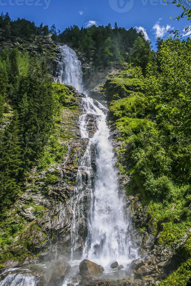 imagen de una cascada alta durante el día foto