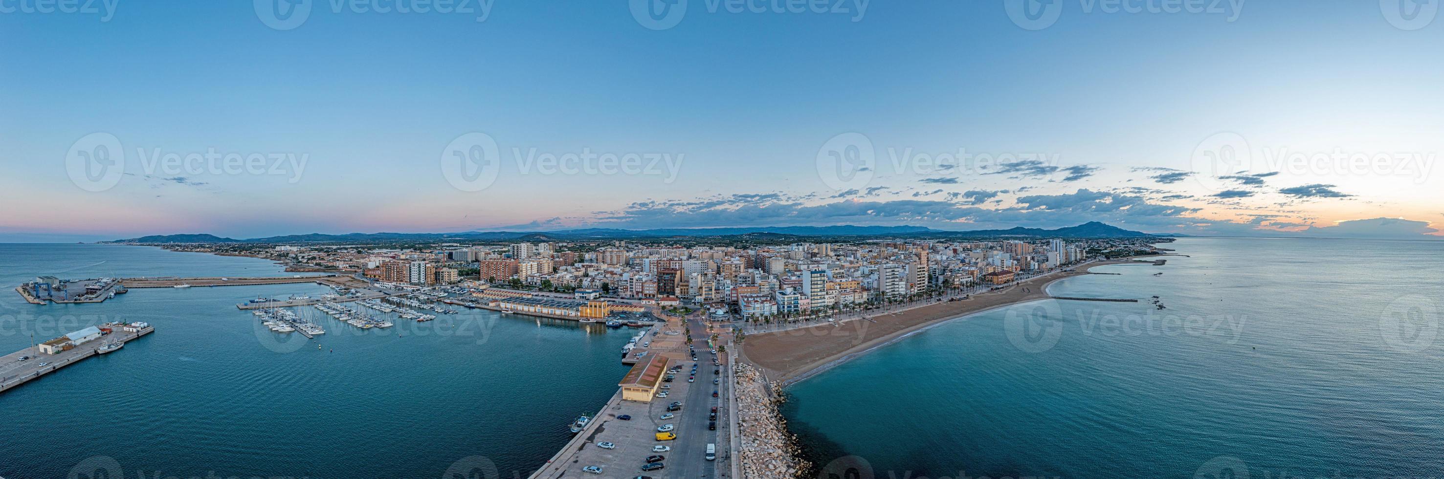 panorama de drones de la ciudad española de vinaros durante el amanecer foto