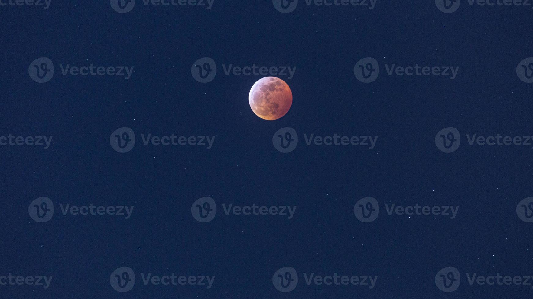 primer plano de la luna de sangre durante el eclipse lunar foto