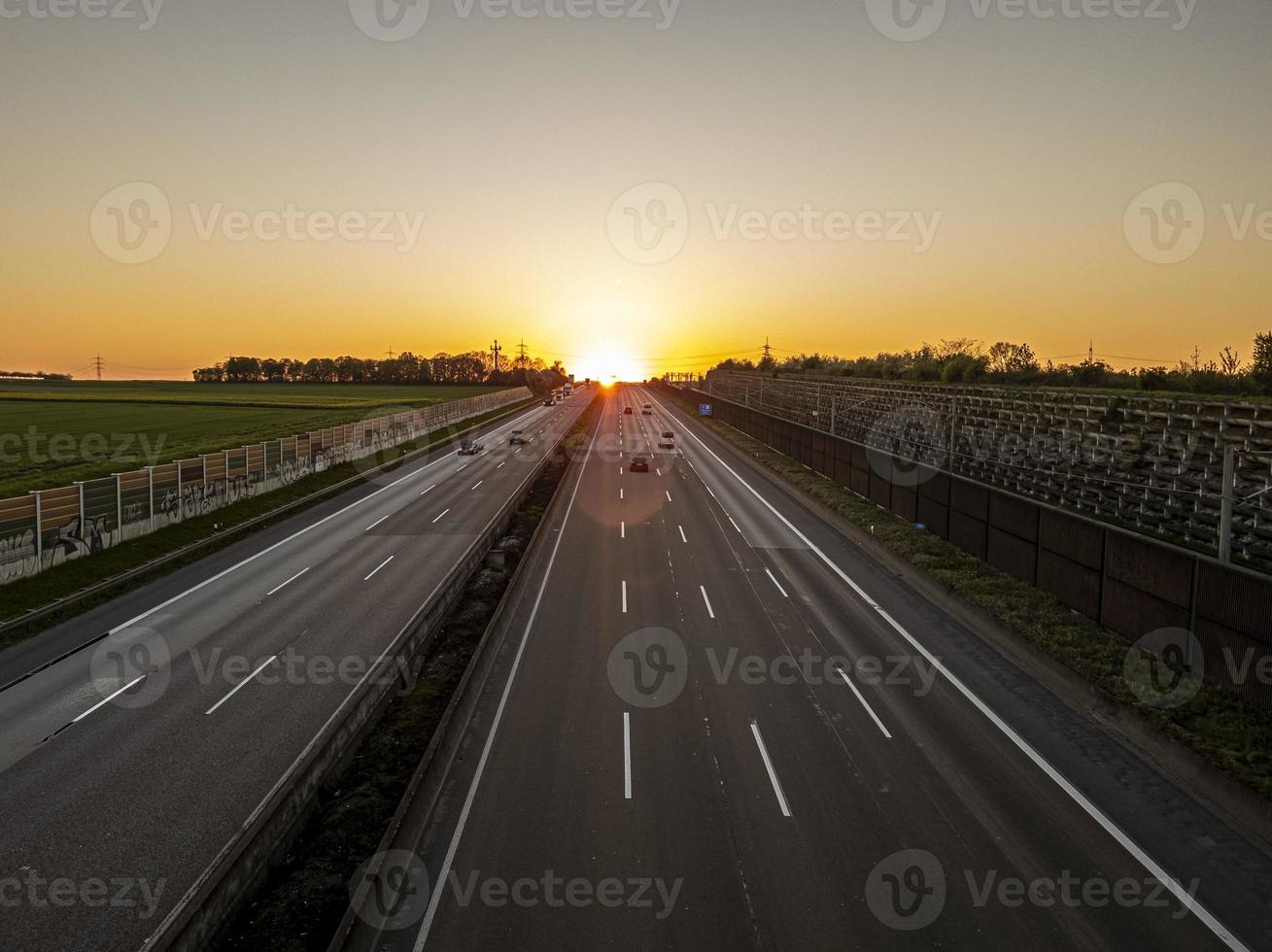 imagen de una carretera alemana durante la puesta de sol foto