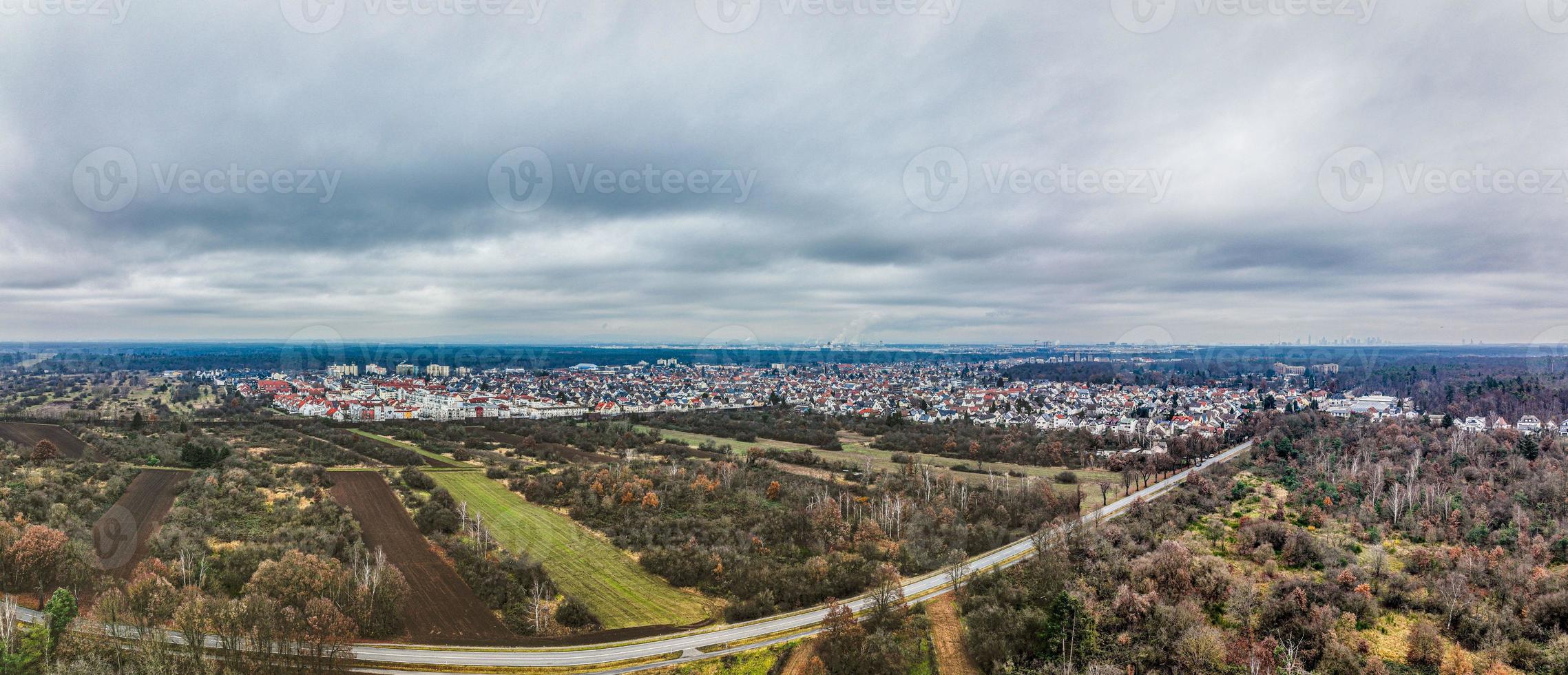panorama de drones sobre walldorf en hesse con el horizonte de frankfurt y el aeropuerto de frankfurt foto