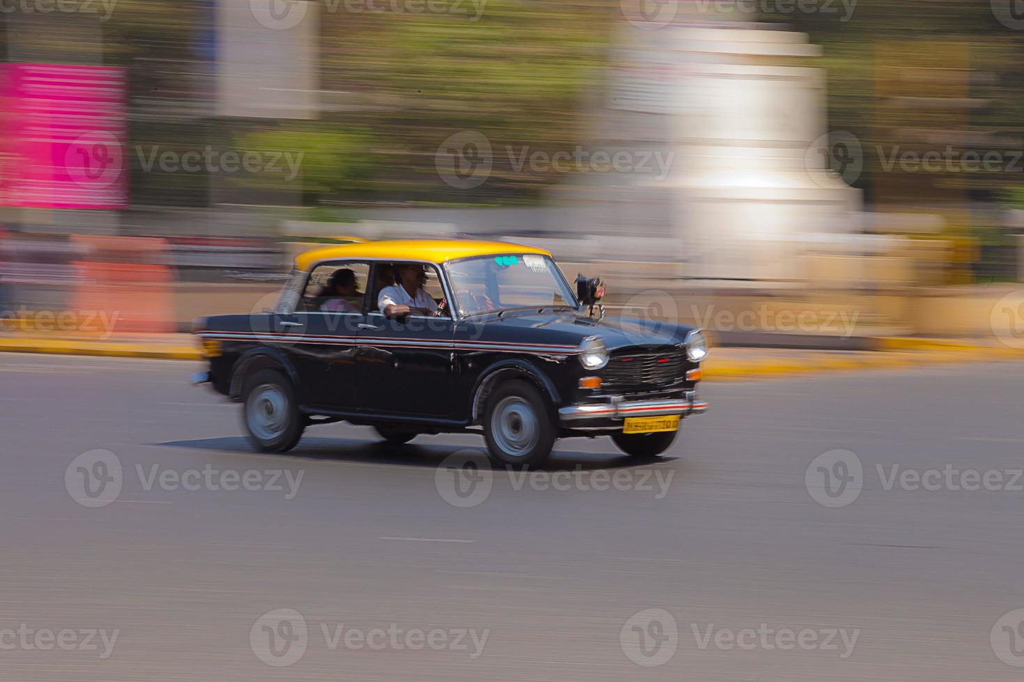 taxi en mumbai con desenfoque de movimiento durante el día foto