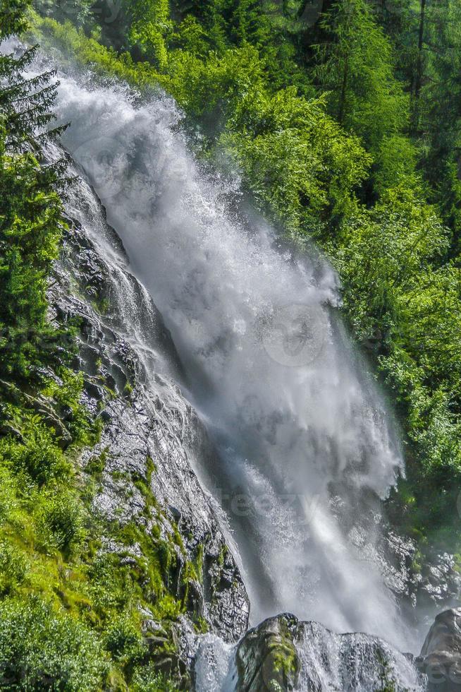 imagen de una cascada alta durante el día foto
