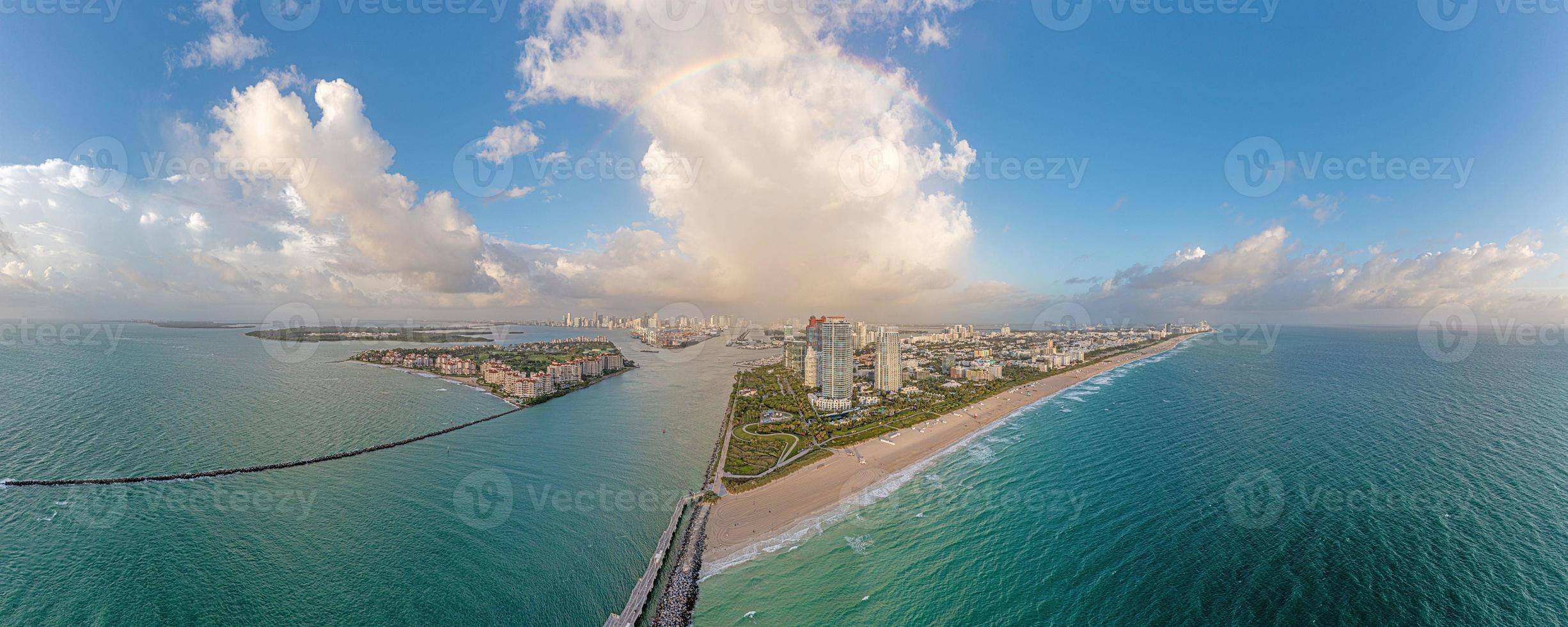 panorama de drones sobre el horizonte de la playa de miami al atardecer foto