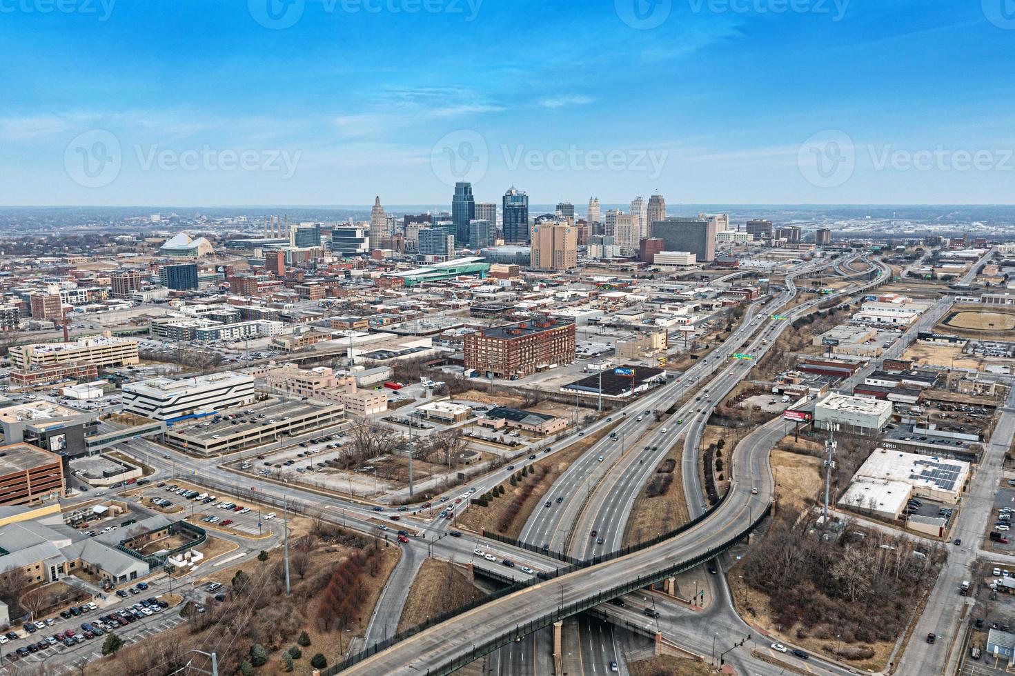 panorama de drones del horizonte de la ciudad de kansas durante el amanecer foto