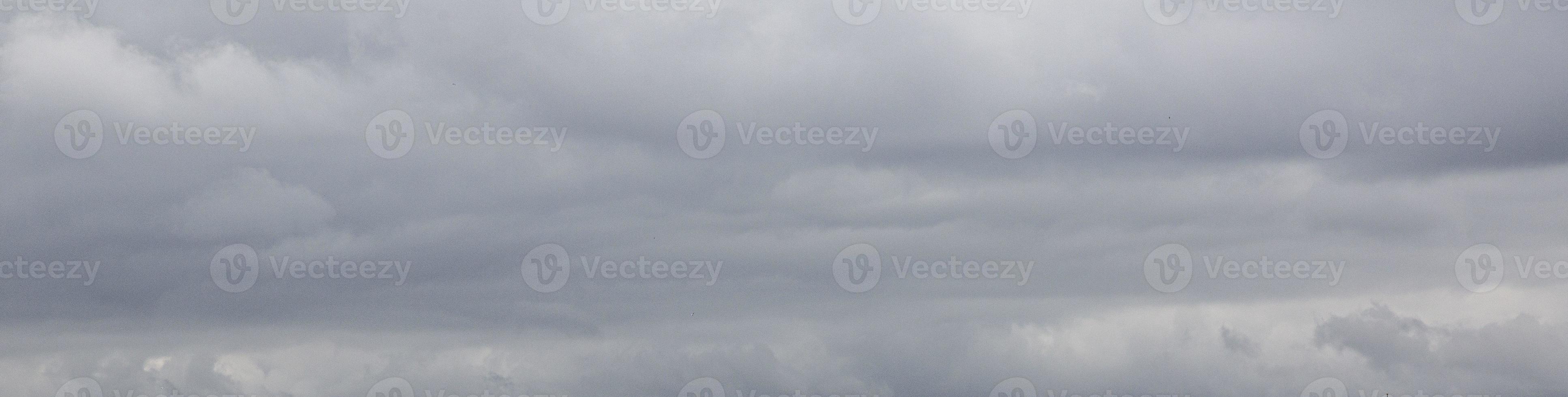 imagen de un cielo oscuro y nublado durante el día foto