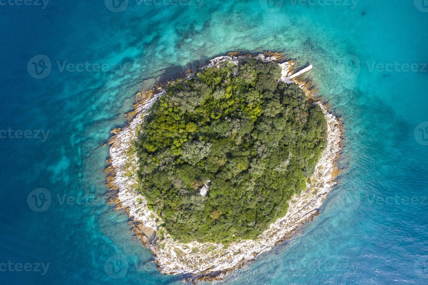 vista superior vertical en una pequeña isla en el mar mediterráneo cerca de la orilla foto
