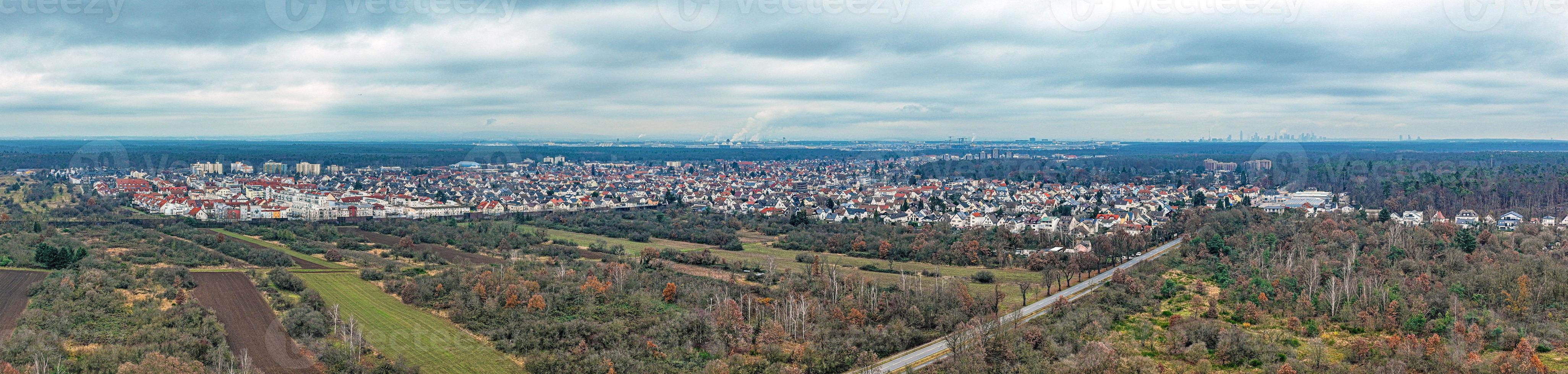 panorama de drones sobre walldorf en hesse con el horizonte de frankfurt y el aeropuerto de frankfurt foto