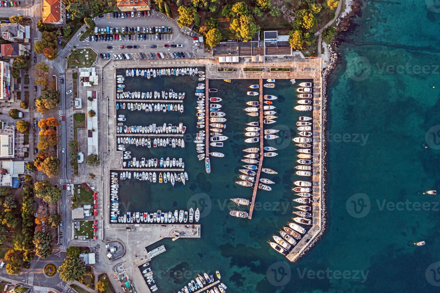 vista vertical de la cuenca del puerto de la ciudad costera croata de porec con yates y barcos de pesca en la mañana foto