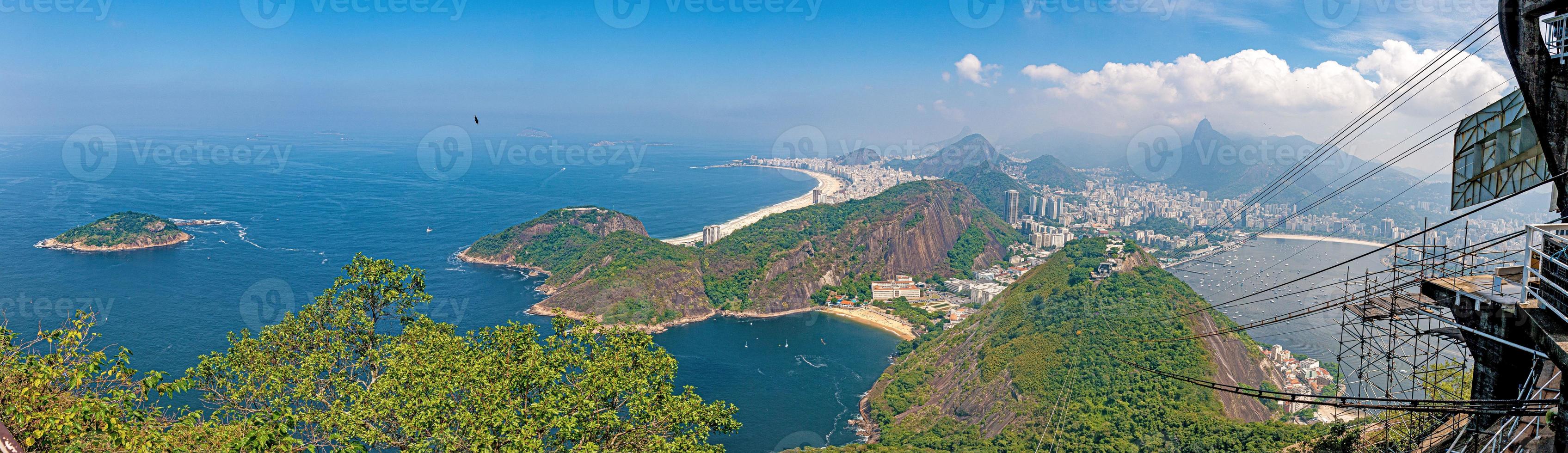 vista panorámica de la ciudad y las playas desde la plataforma de observación en la montaña pan de azúcar en río de janeiro foto