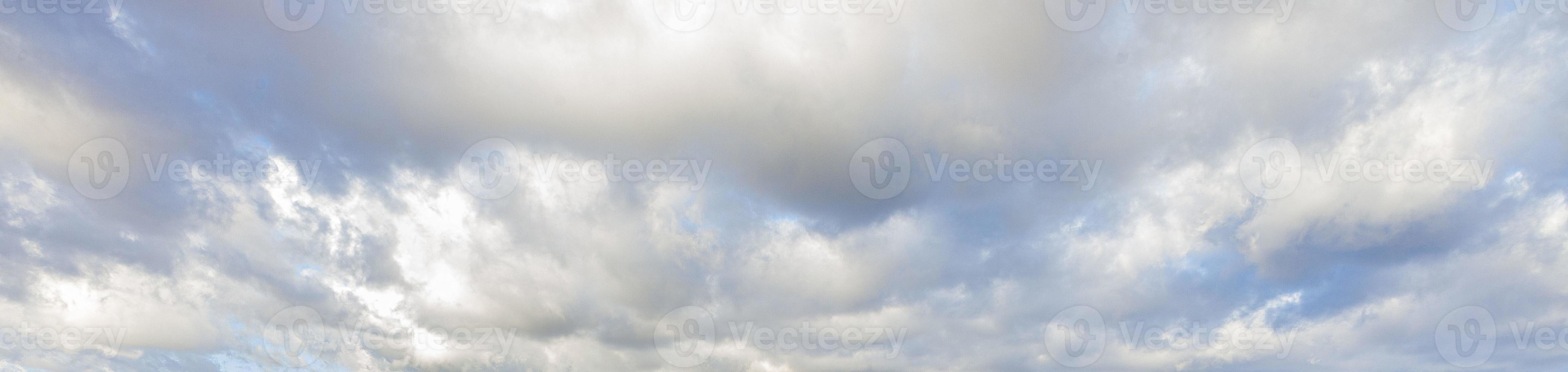 imagen de un cielo parcialmente nublado y parcialmente despejado durante el día foto