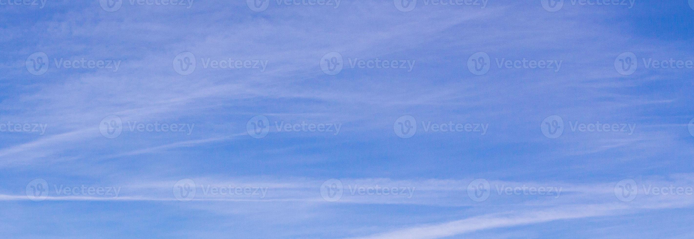 imagen de un cielo parcialmente nublado y parcialmente despejado durante el día foto