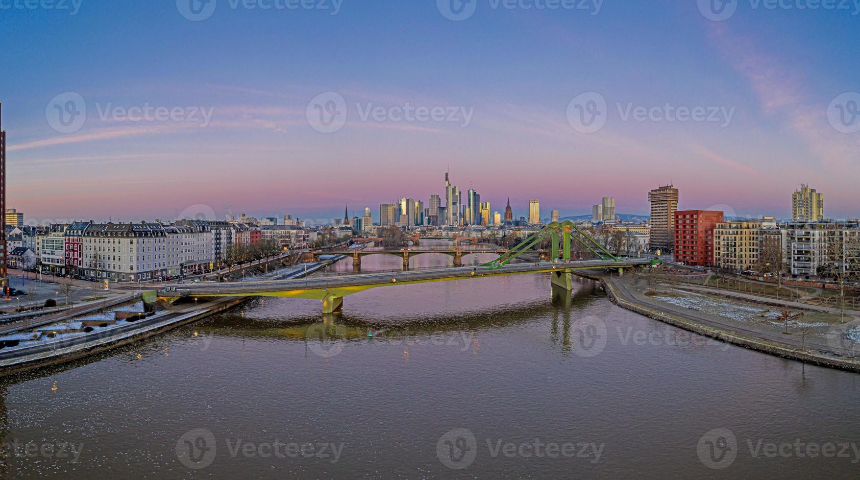 imagen panorámica aérea del horizonte de frankfurt con el río principal con un cielo colorido durante el amanecer foto