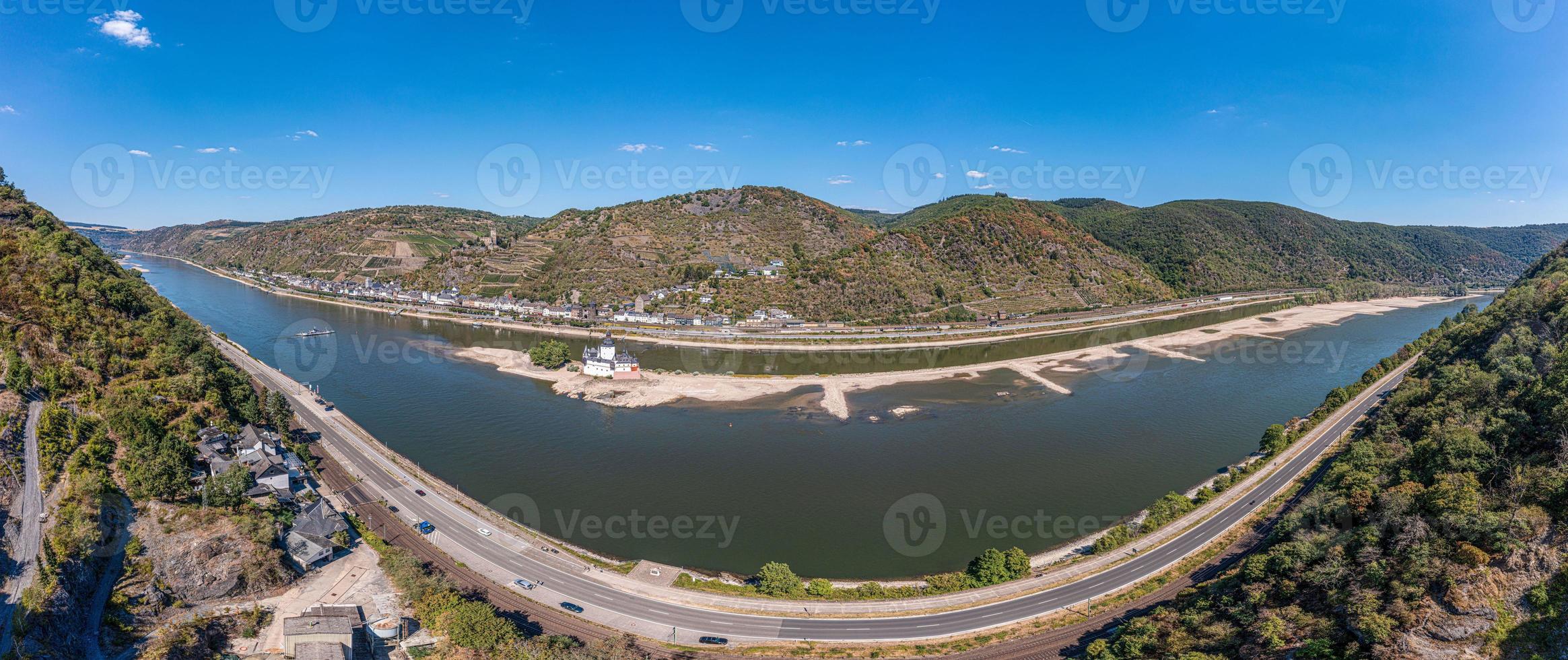 panorama de drones sobre el Rin cerca de Kaub con aguas extremadamente bajas foto