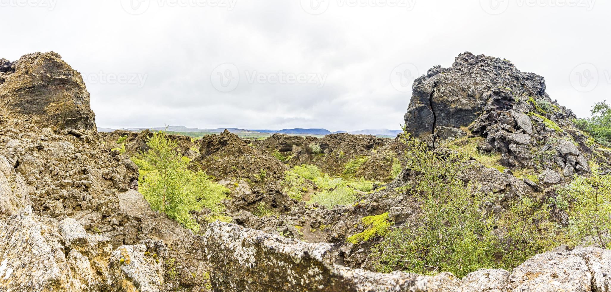 imagen de paseos por el gran campo de lava en el sur del volcán hverfjall durante el día foto