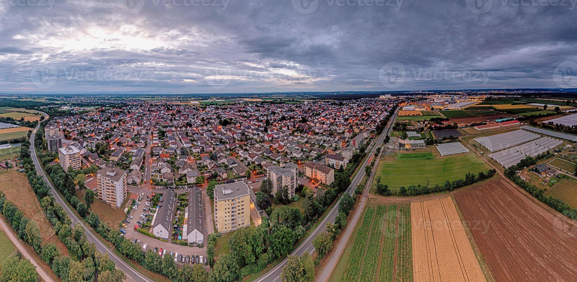 panorama de drones sobre el municipio alemán weiterstadt en el sur de hesse durante la puesta de sol foto