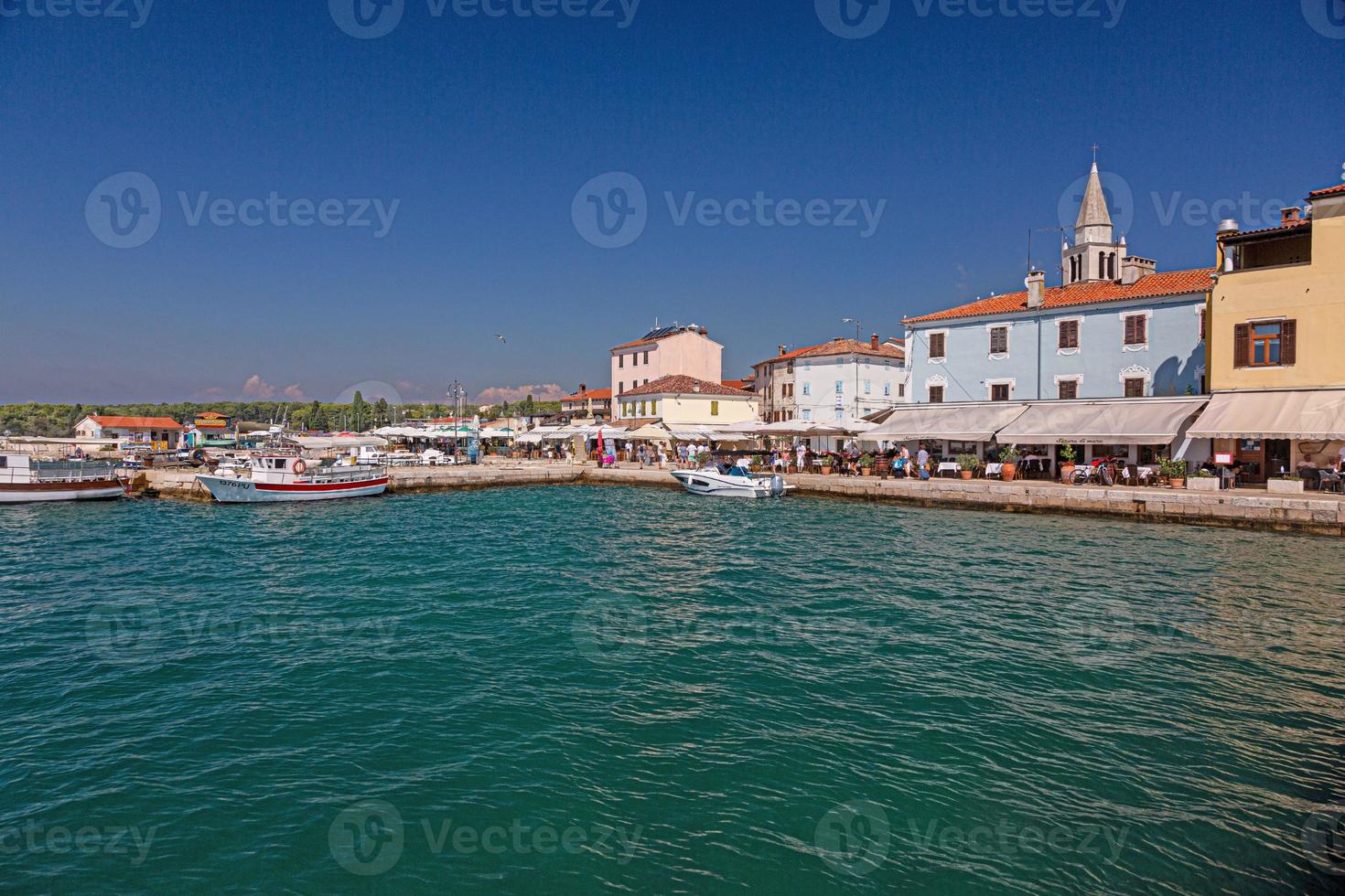 ver el puerto de la ciudad histórica de fazana en la península de istria durante el día foto