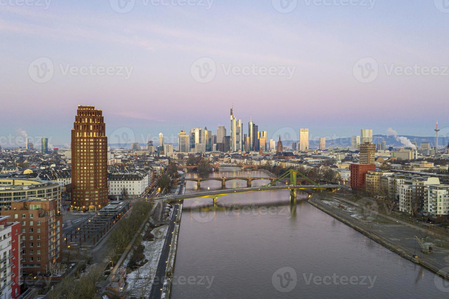 imagen panorámica aérea del horizonte de frankfurt con el río principal con un cielo colorido durante el amanecer foto