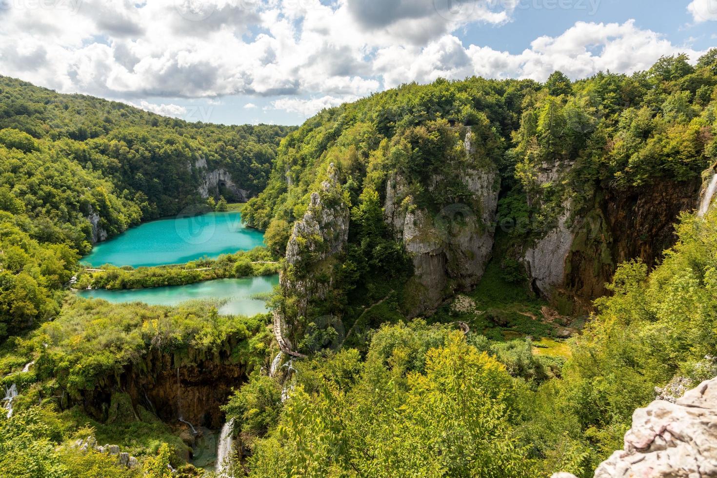 vista aérea sobre el parque nacional de los lagos de plitvice en croacia durante el día foto