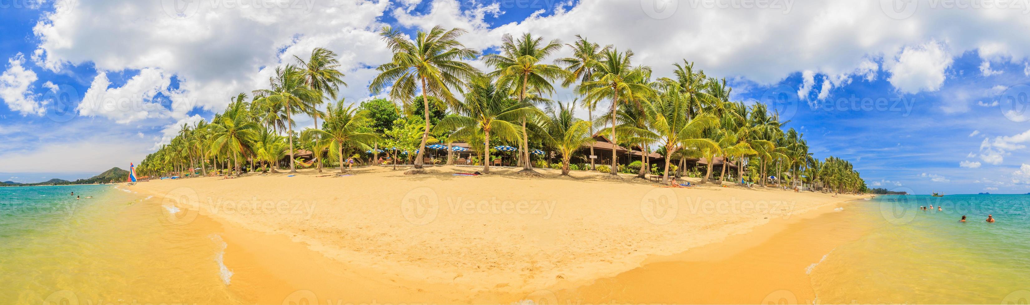 Panoramic picture of a beach in Thailand during daytime photo