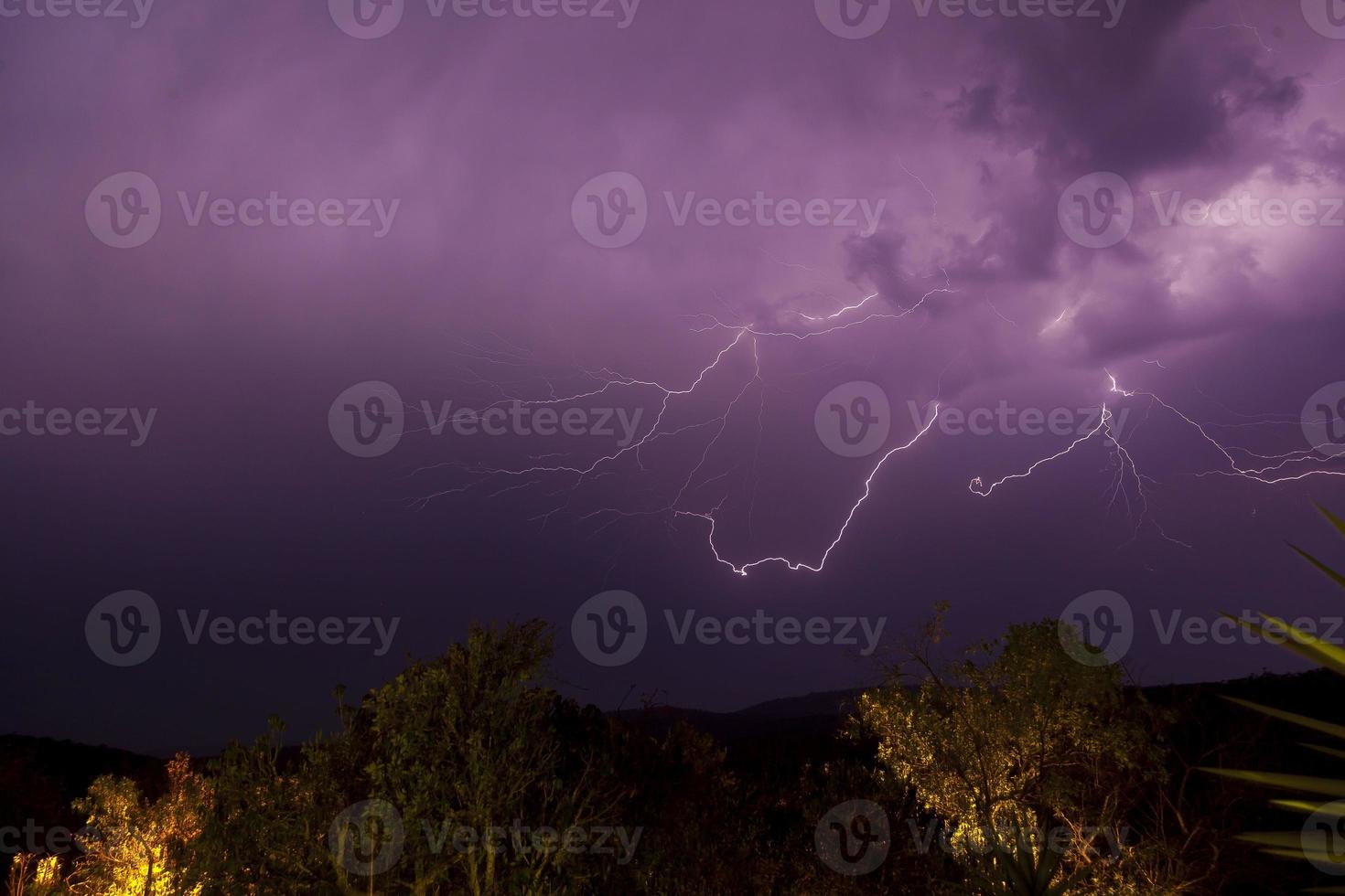 relámpago en el cielo nocturno sobre el parque nacional kruger foto