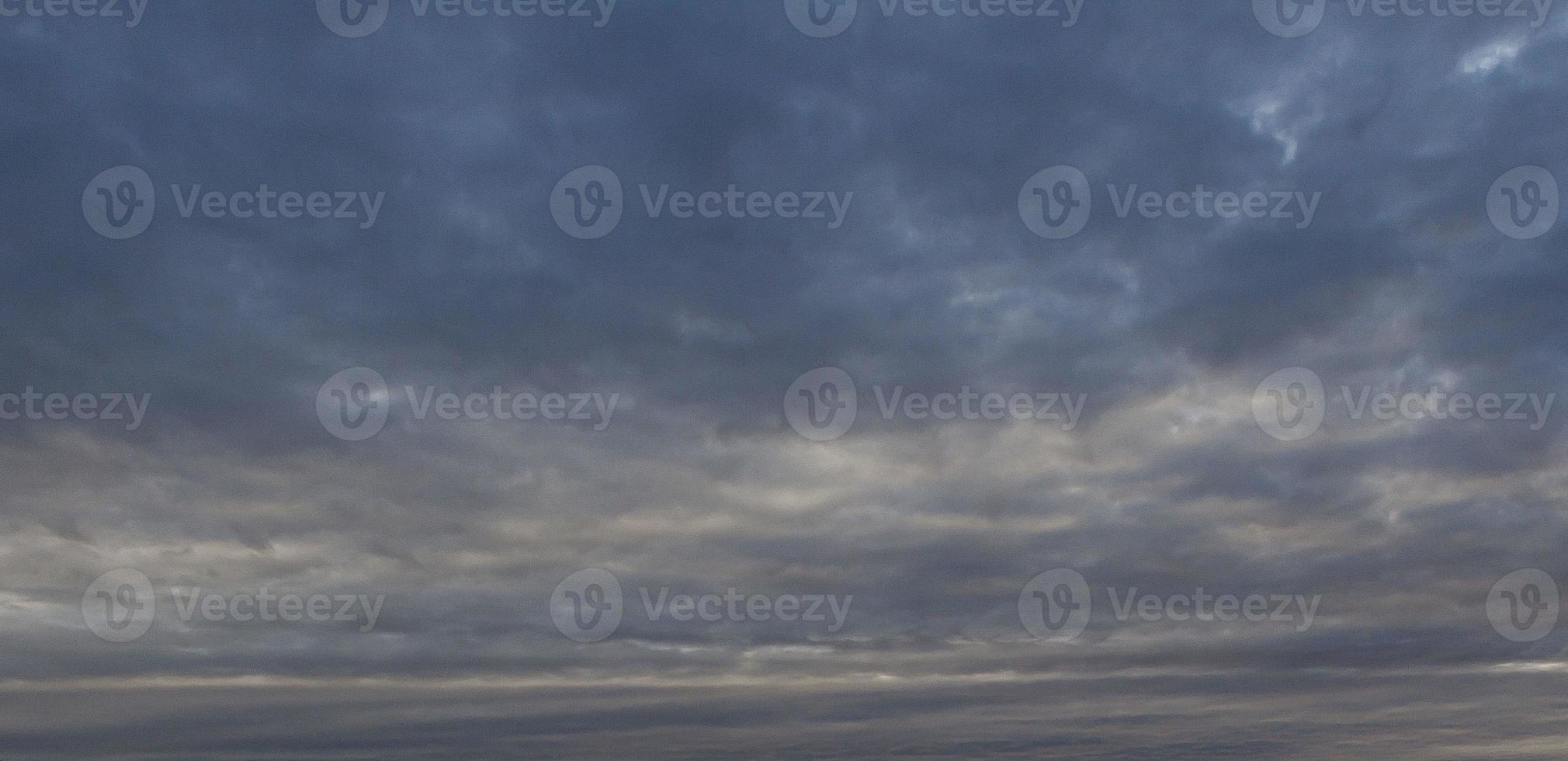 imagen de un cielo oscuro y nublado durante el día foto