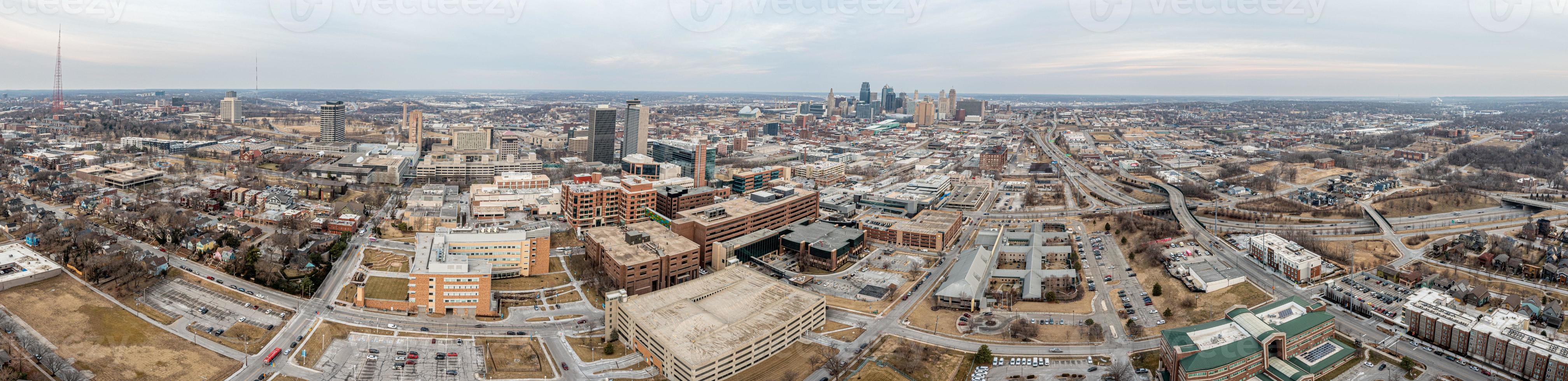 panorama de drones del horizonte de la ciudad de kansas durante el amanecer foto