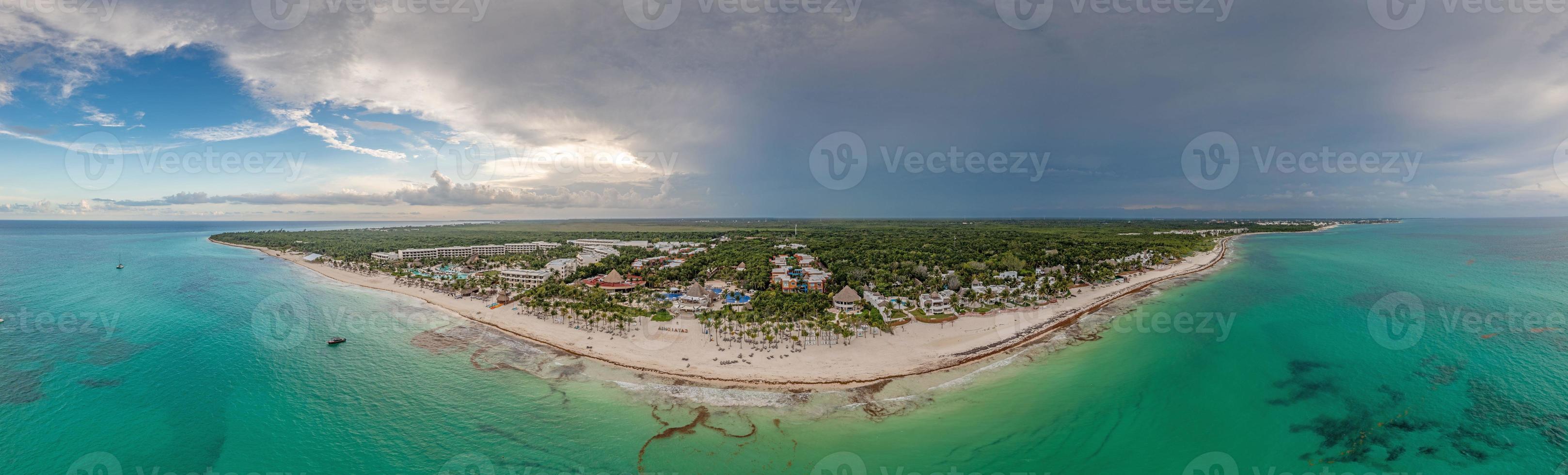 panorama sobre una playa tropical tomada del agua durante el día foto