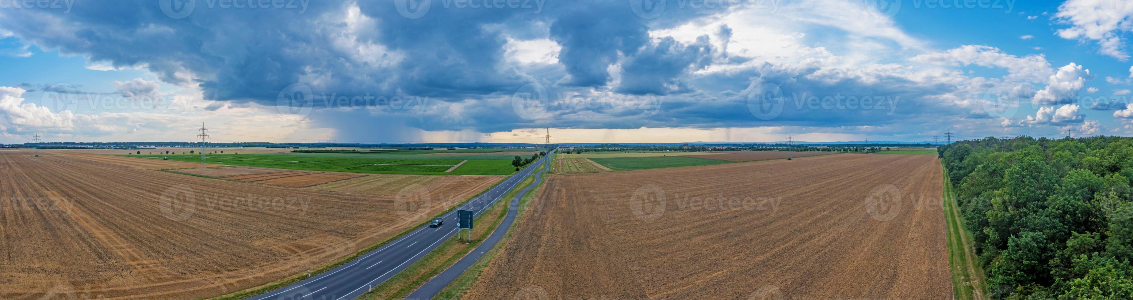 panorama de drones de una tormenta con lluvia y formaciones de nubes dramáticas sobre leeheim en la región de hessian ried foto