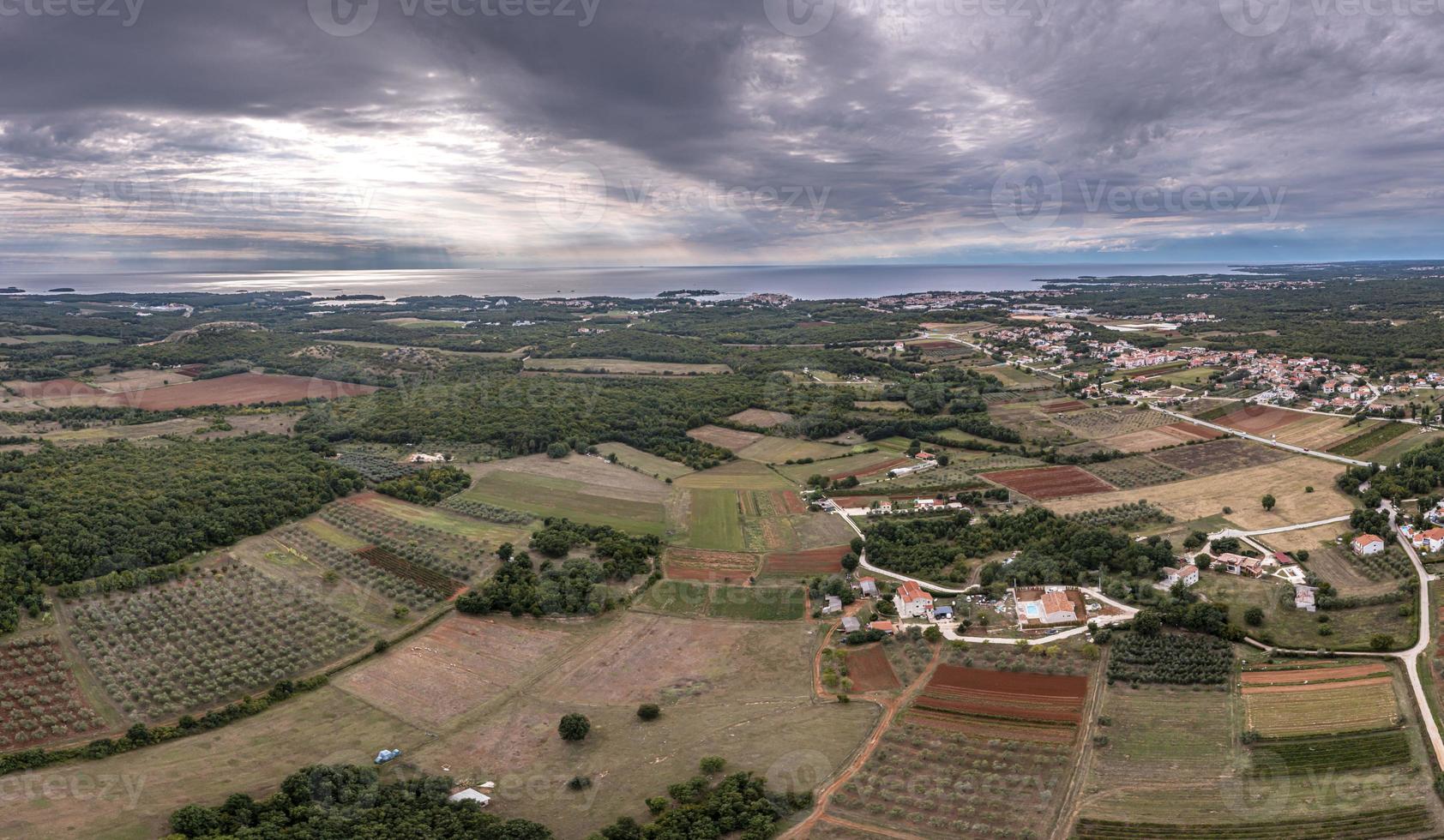 panorama de drones sobre la costa adriática de istria cerca de porec tomado desde gran altura durante el día con cielo nublado e impresionantes rayos de sol foto