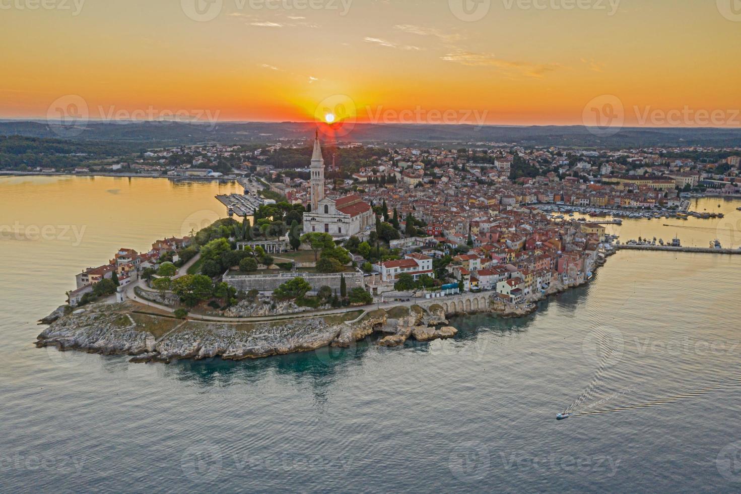 imagen panorámica aérea de drones de la ciudad histórica de rovinj en croacia durante el amanecer foto